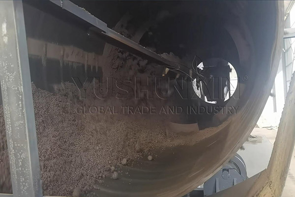 Granulador de tambor con dispositivo de pulverizacion liquido