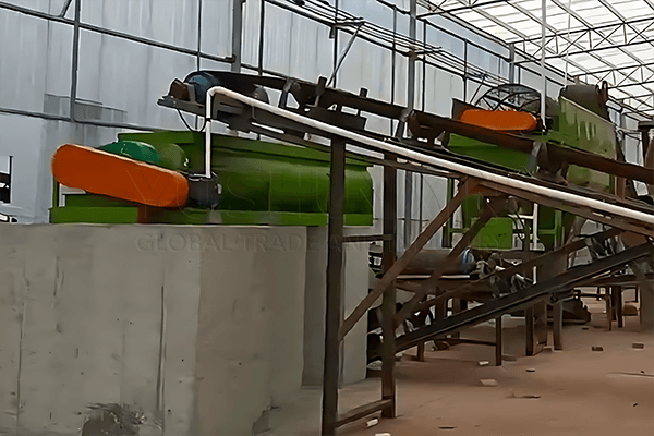 mezclando-compost-con-bacterias-funcionales